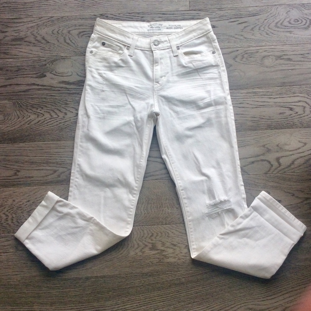 LEVI’S WHITE MID RISE SLIM CUFFED JEANS. Size 2